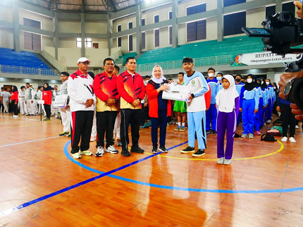 Buka Bupati Cup 2022, Bupati Bojonegoro Serahkan Bonus Peraih Medali Porprov Jatim