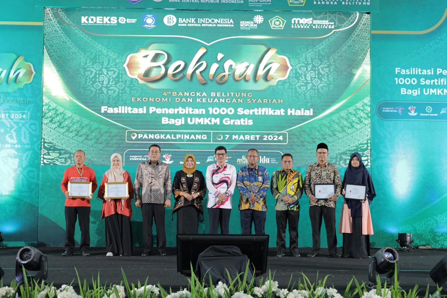 PJ KETUA TP PKK BABEL SERAHKAN 1000 SERTIFIKAT HALAL KEPADA PELAKU UMKM