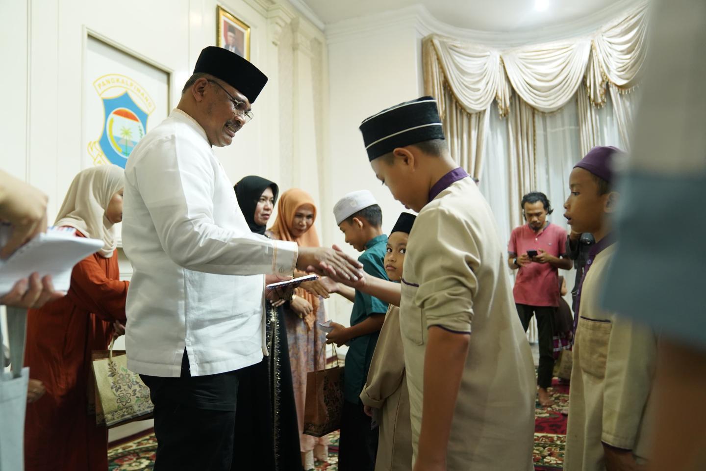 BERBAGI KEBERKAHAN DI BULAN RAMADAN, PJ GUBERNUR BABEL BERIKAN SANTUNAN UNTUK 100 ANAK YATIM