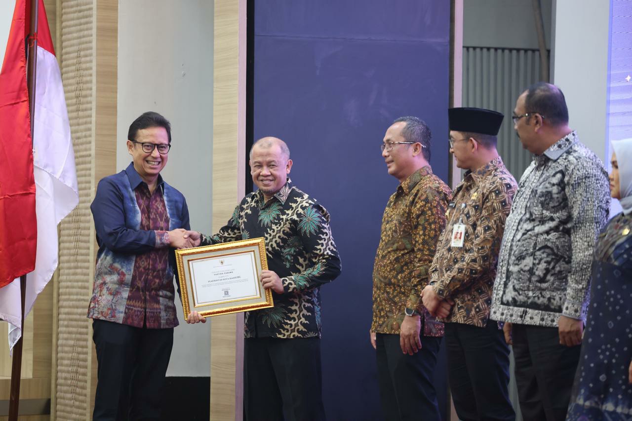 KOTA BANDUNG RAIH PENGHARGAAN TERTINGGI KAWASAN TANPA ROKOK