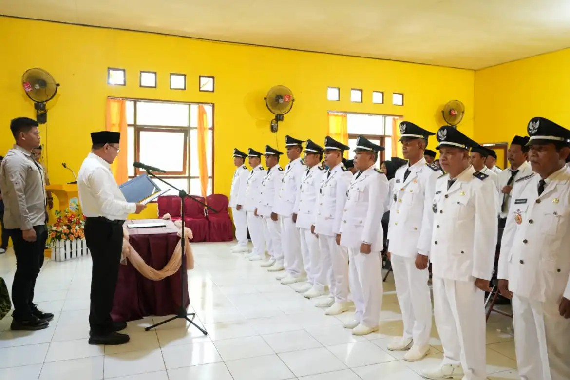 BUPATI KOTABARU KUKUHKAN PERPANJANGAN MASA JABATAN KADES DAN BPD DI DUA KECAMATAN