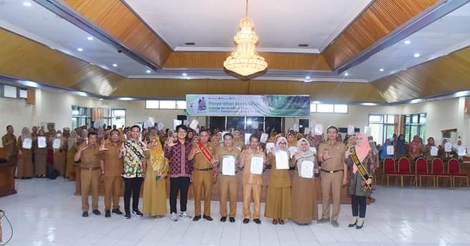 BATANG HARI TERIMA REKOR MURI : MILIKI PERPUSTAKAAN BERBASIS WEBSITE LITERASI SEKOLAH TERBANYAK