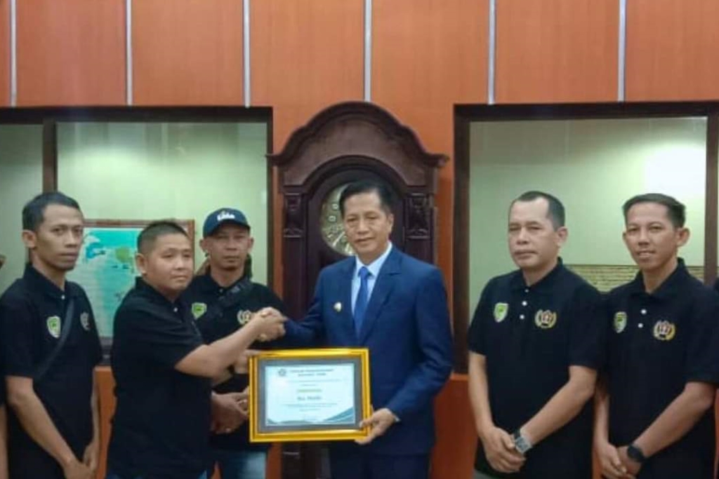 PJ BUPATI BARITO UTARA TERIMA PENGHARGAAN SAHABAT PERS DARI PWI