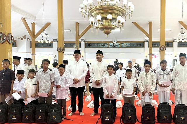 PJ SEKDAPROV SALURKAN SANTUNAN KEPADA 1.000 ANAK YATIM DI NGAWI