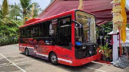 Mendikbudristek dan Menhub Luncurkan Bus Listrik Merah Putih di Bali
