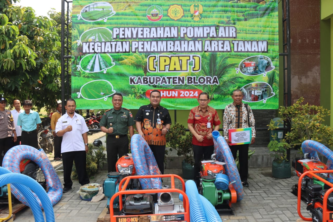 164 KELOMPOK TANI BLORA TERIMA BANTUAN POMPA AIR DARI KEMENTAN RI