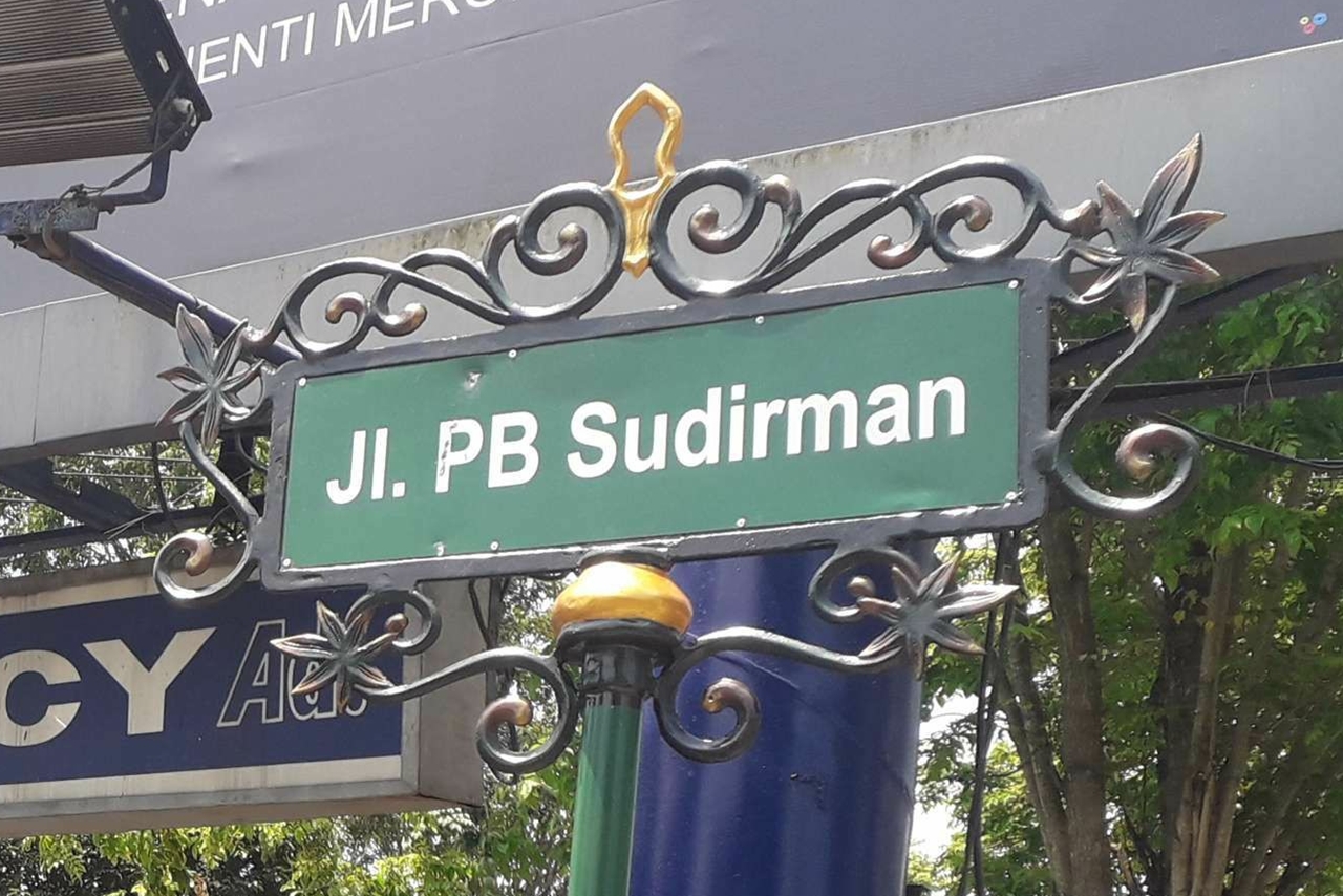 MOTIF DAUN SINGKONG PERCANTIK PAPAN NAMA JALAN DI BONDOWOSO