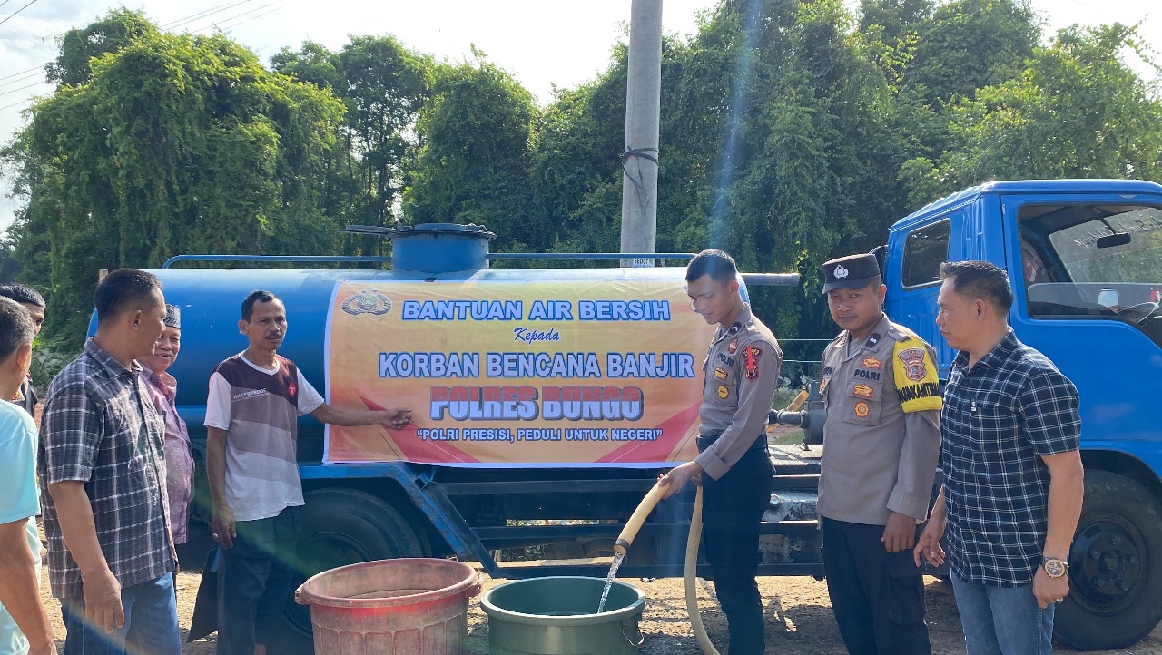 PEDULI KORBAN BANJIR, POLRES BUNGO SALURKAN AIR BERSIH