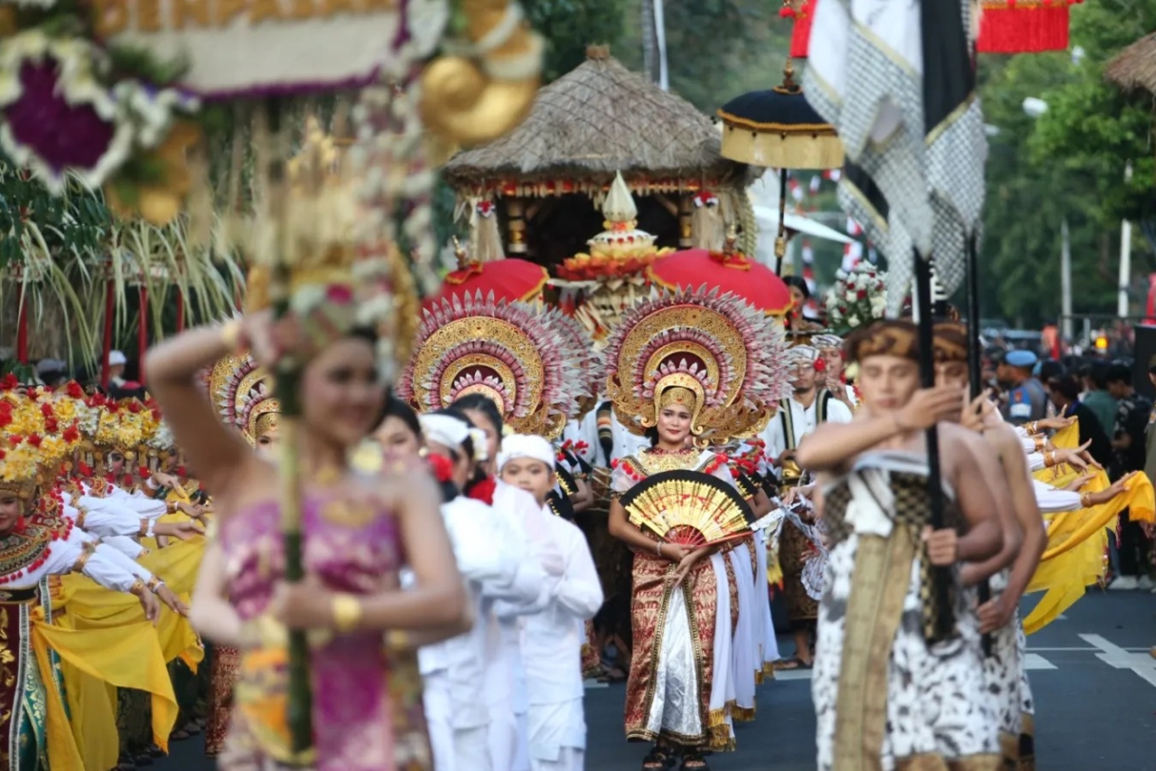 DUTA KOTA DENPASAR TAMPIL DALAM PAWAI PEMBUKAAN PESTA KESENIAN BALI XLVI TAHUN 2024
