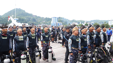 Wamendagri Pimpin Upacara Peringatan Hari Sumpah Pemuda ke-94 di Bawah Laut