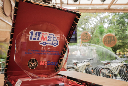 Menparekraf Serahkan Hibah GPS Tracker Bagi Pelaku UMKM Transportasi Pariwisata