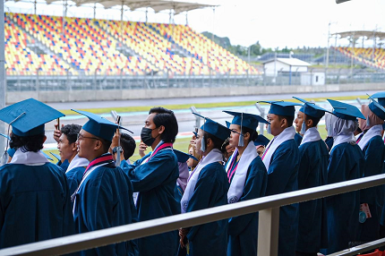  Menparekraf Hadiri Wisuda Politeknik Pariwisata Lombok 2022 di Sirkuit Mandalika