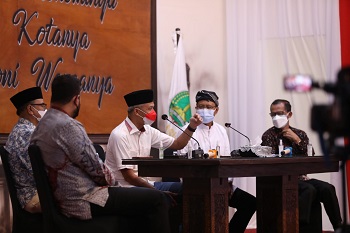 Gaya Ganjar Sapa Radio Daerah Se Indonesia