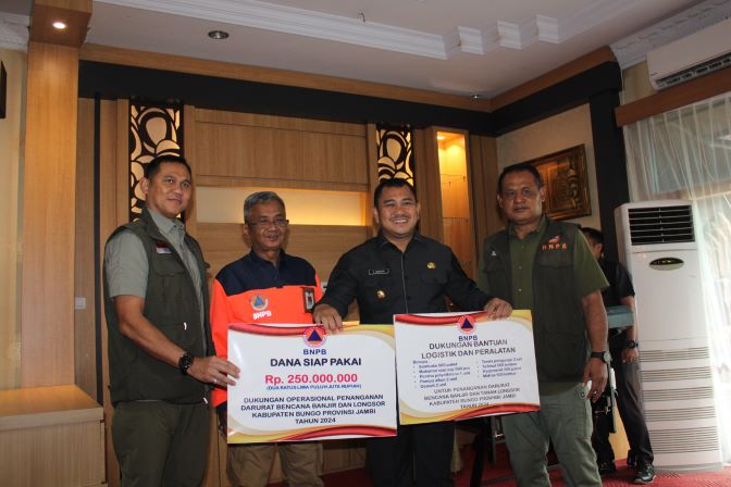 BUPATI BUNGO TERIMA BANTUAN BENCANA DARI BNPB PUSAT