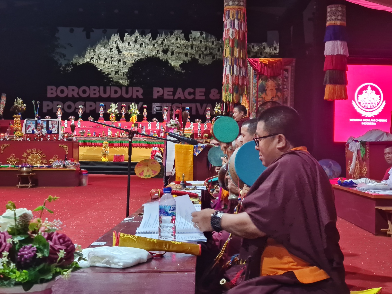 UMAT BUDDHA LANTUNKAN DOA PERDAMAIAN DUNIA DI CANDI BOROBUDUR