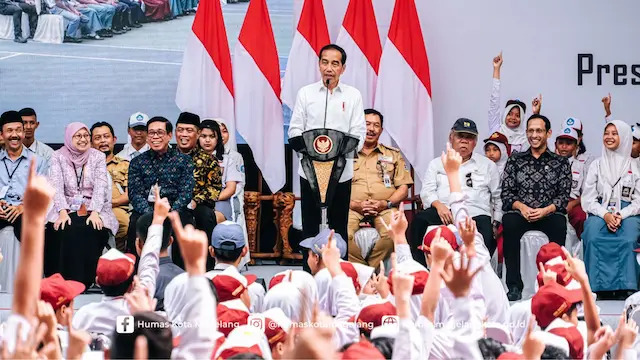 PRESIDEN JOKOWI BAGIKAN BANTUAN PIP UNTUK 1000 SISWA DI KOTA MAGELANG