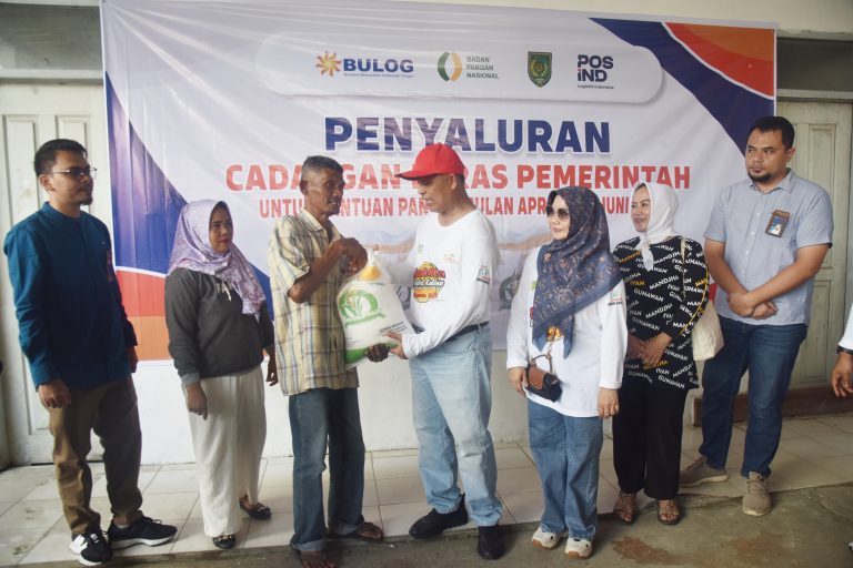 PJ BUPATI INHIL SERAHKAN BANTUAN PANGAN CADANGAN BERAS PEMERINTAH