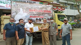 INKINDO KALSEL BERIKAN BANTUAN KEPADA KORBAN BANJIR DI KABUPATEN BANJAR