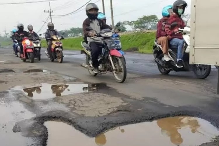 BUPATI BATANG HARI MINTA PERBAIKAN JALAN RUSAK SEBELUM PUNCAK ARUS MUDIK LEBARAN