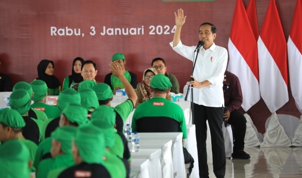 PRESIDEN JOKOWI SAPA KARYAWAN PABRIK TONG TJI  DI TEGAL