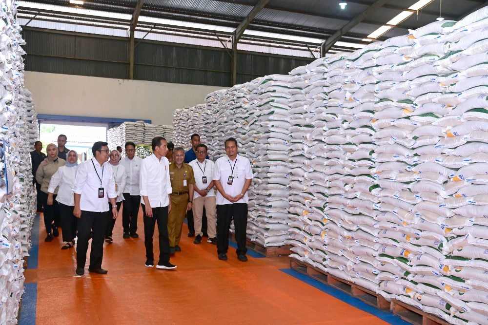 JOKOWI CEK STOK BERAS DAN SALURKAN BANTUAN PANGAN DI BULOG TEMANGGUNG