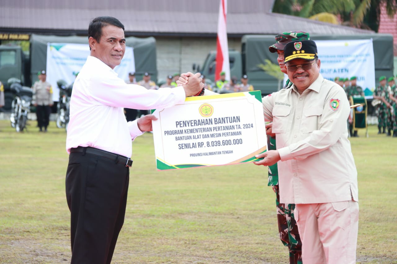 PEMPROV KALTENG TERIMA BANTUAN ALAT DAN MESIN PERTANIAN DARI MENTERI PERTANIAN