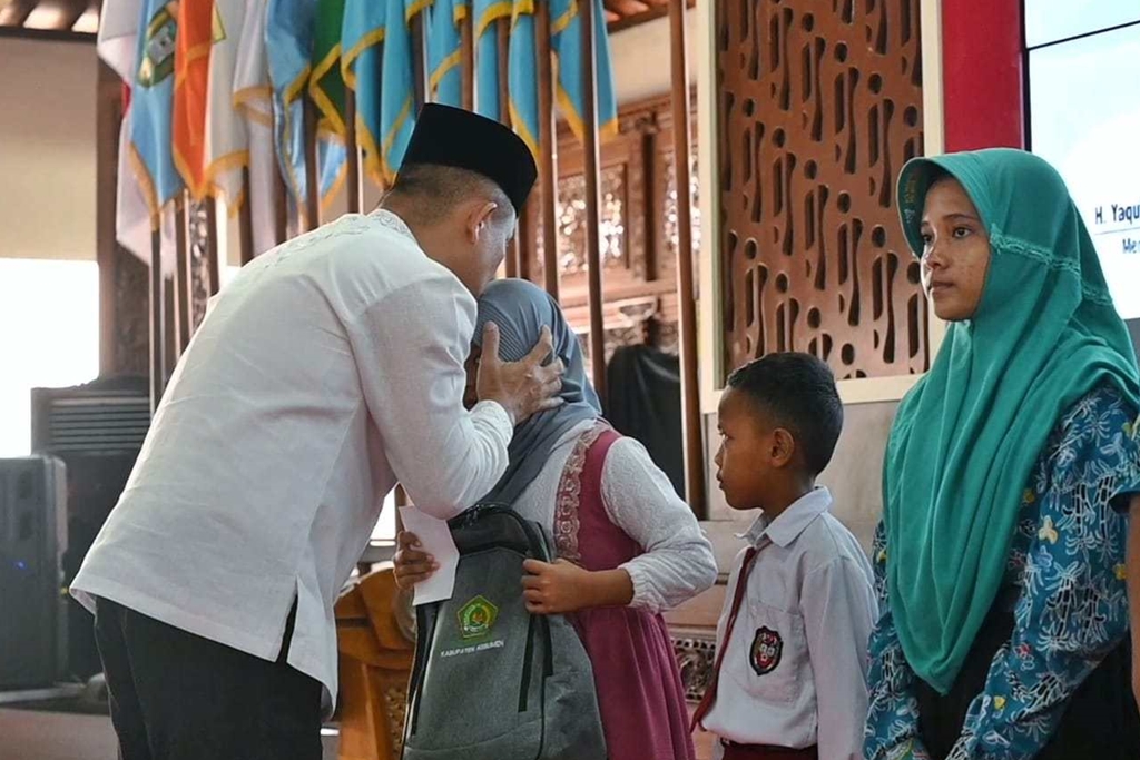 PEMKAB KEBUMEN BAGIKAN SANTUNAN UNTUK 3000 ANAK YATIM