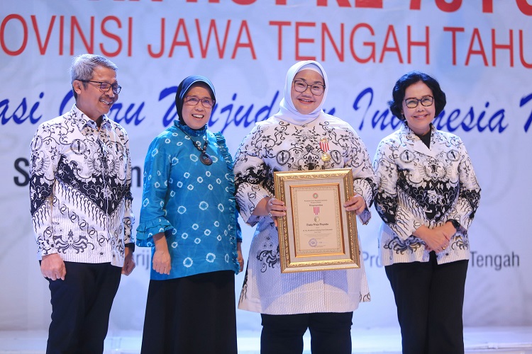 PEDULI DUNIA PENDIDIKAN, BUPATI SRAGEN TERIMA ANUGERAH DWIJA PRAJA NUGRAHA
