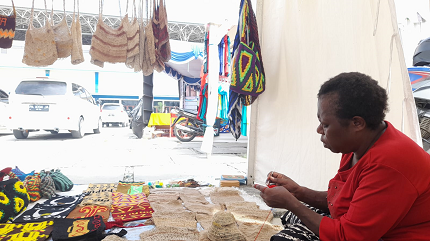 Tempuh Jarak Jauh Pakai Motor, Mama Yohana Douw Semangat Jualan Noken di Arena KMAN VI