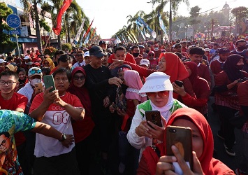 TUMPAH RUAH WARGA KLATEN DEMI FOTO BARENG GANJAR