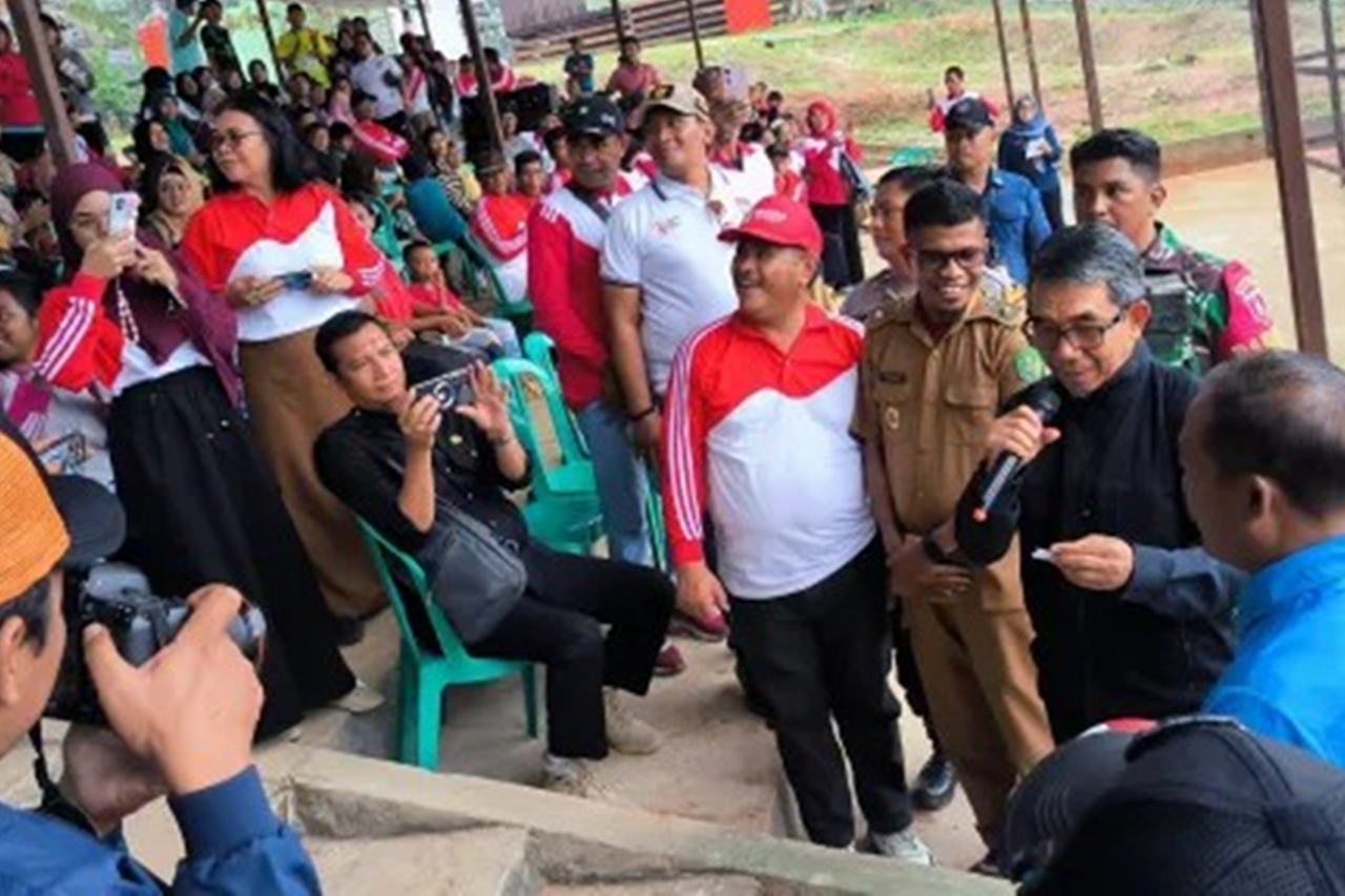 BUPATI KUTIM RESMIKAN OPERASIONAL LISTRIK 24 JAM DI DESA SEKERAT