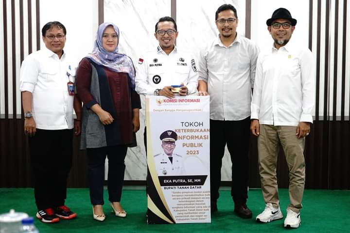 BUPATI EKA PUTRA RAIH ACHIEVEMENT MOTIVATION PERSON DARI KOMISI INFORMASI SUMBAR