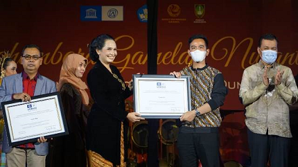 Kemendikbudristek Bersama Kemenlu Serahkan Sertifikat Gamelan sebagai WBTb UNESCO kepada Masyarakat