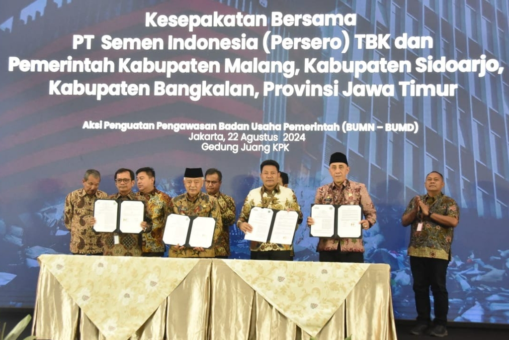 PEMKAB MALANG TANDATANGANI PERJANJIAN KERJASAMA BUMN DAN BUMD SEKTOR PERTAMBANGAN DAN PENGELOLAAN SAMPAH