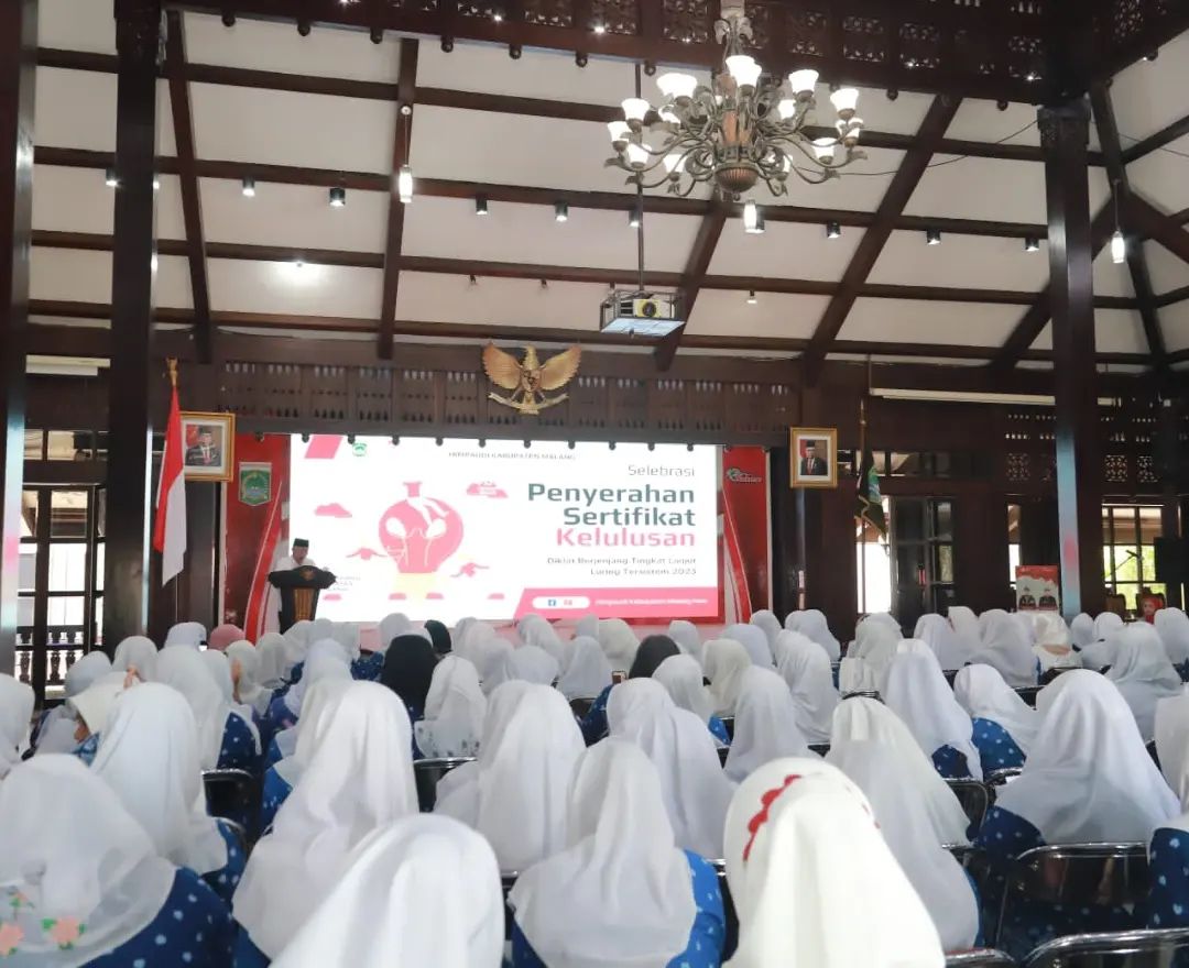 BUPATI MALANG SERAHKAN SERTIFIKAT DIKLAT MODA LURING TERSISTEM