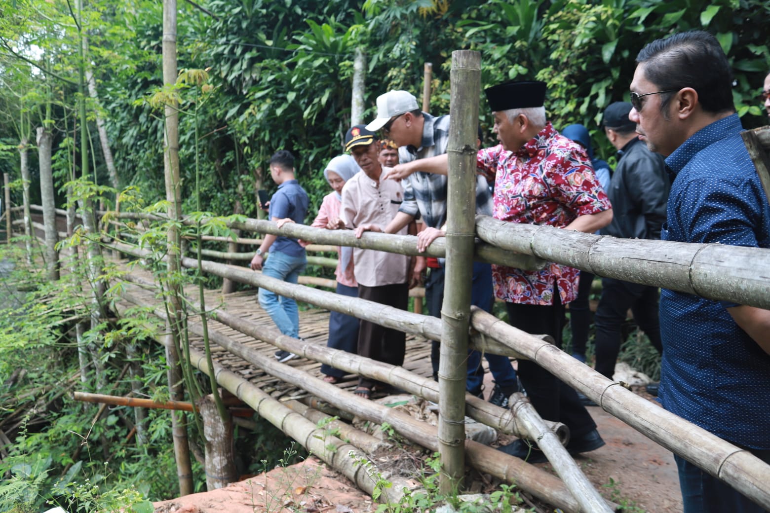 BUPATI MALANG TINJAU LOKASI TERDAMPAK TANAH LONGSOR