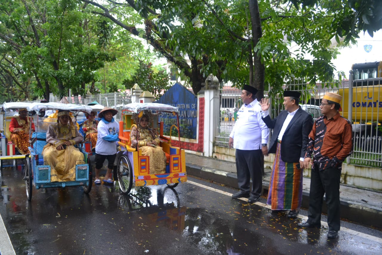 45 PASANG PENGANTIN DI MAROS DIARAK PAKAI BECAK
