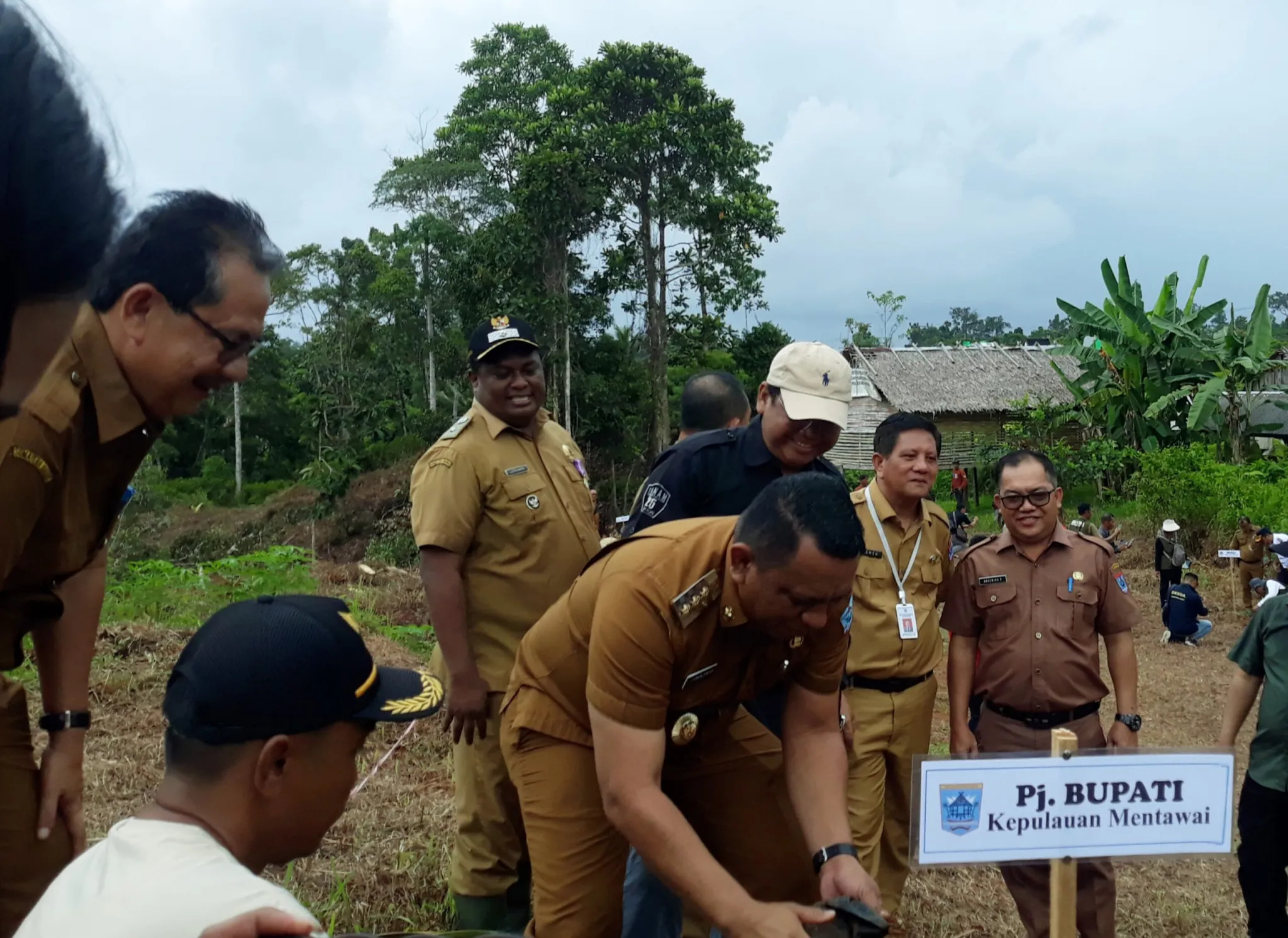 WUJUDKAN PELESTARIAN LINGKUNGAN, PEMKAB MENTAWAI TANAM 6000 BIBIT BUAH