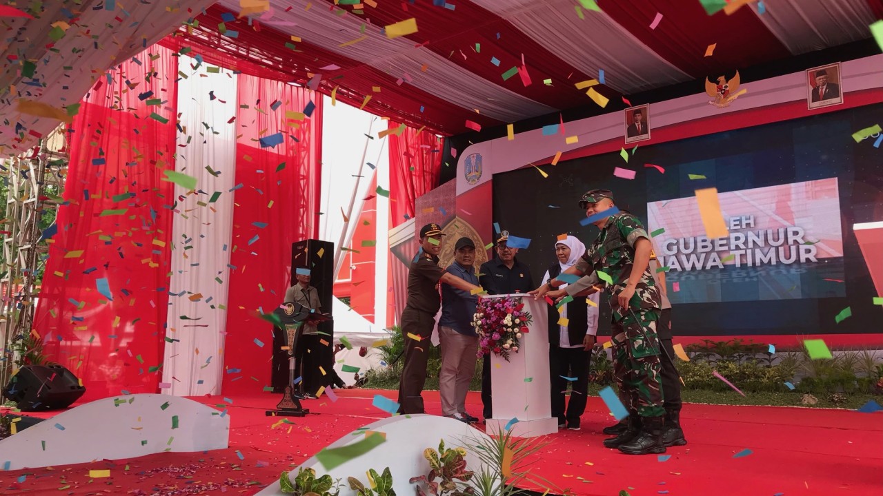 GUBERNUR JATIM RESMIKAN PASAR BARU KERTOSONO