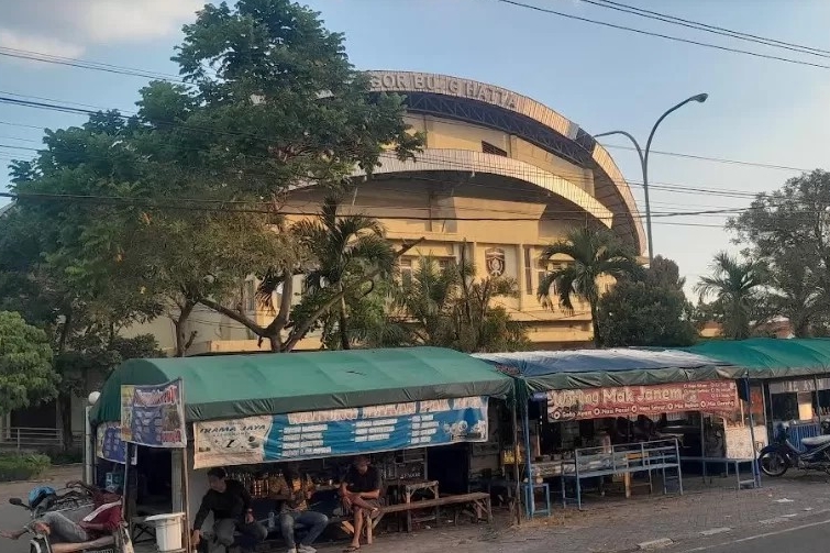 PEMKAB NGAWI RENOVASI GOR BUNG HATTA