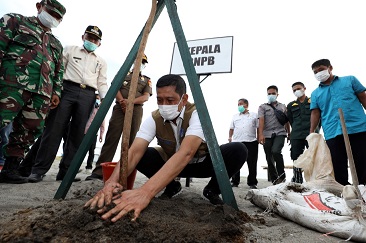 Jejak Doni Monardo Merawat Benteng Alami Gempabumi dan Tsunami di Pantai Kata Pariaman