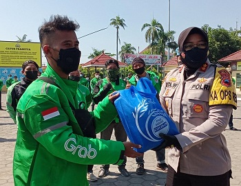 Polres Tegal Kota Beri Bantuan Sembako Untuk Ojol