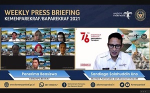 Menparekraf Meninjau Sentra Vaksinasi di Terminal 3 Bandara Soetta 