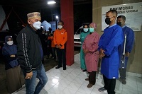 Bupati Purworejo Jawa Tengah Melakukan Sidak Lokasi Isolasi Terpadu Di GOR Sarwo Edhie Wibowo