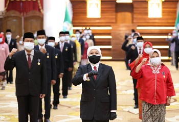 Gubernur Khofifah Sematkan Satyalancana Karya Satya 10, 20 dan 30 Tahun ASN Pemprov Jatim