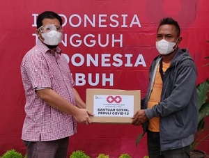 Ikatan Pegawai OJK (IPOJK) Tegal Salurkan Bantuan Sembako Bagi Masyarakat Terdampak PPKM