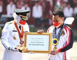 HUT KE-76 KEMERDEKAAN RI,  GUBERNUR  KHOFIFAH MOMENTUM JATIM BANGKIT DAN MERDEKA DARI COVID-19