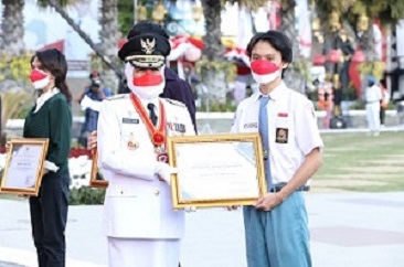 Momen Penurunan Bendera HUT ke 76 Kemerdekaan RI, Gubernur Khofifah Bagi Penghargaan Siswa Berprestasi