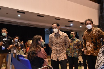 SENIMAN DAN BUDAYAWAN NASIONAL SUNTIK VAKSIN COVID-19 DOSIS KEDUA