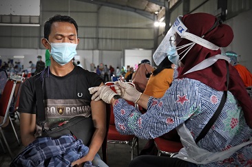 Tinjau Vaksinasi Bersama Panglima dan Menkes, Ketua Satgas Apresiasi Keikutsertaan Warga